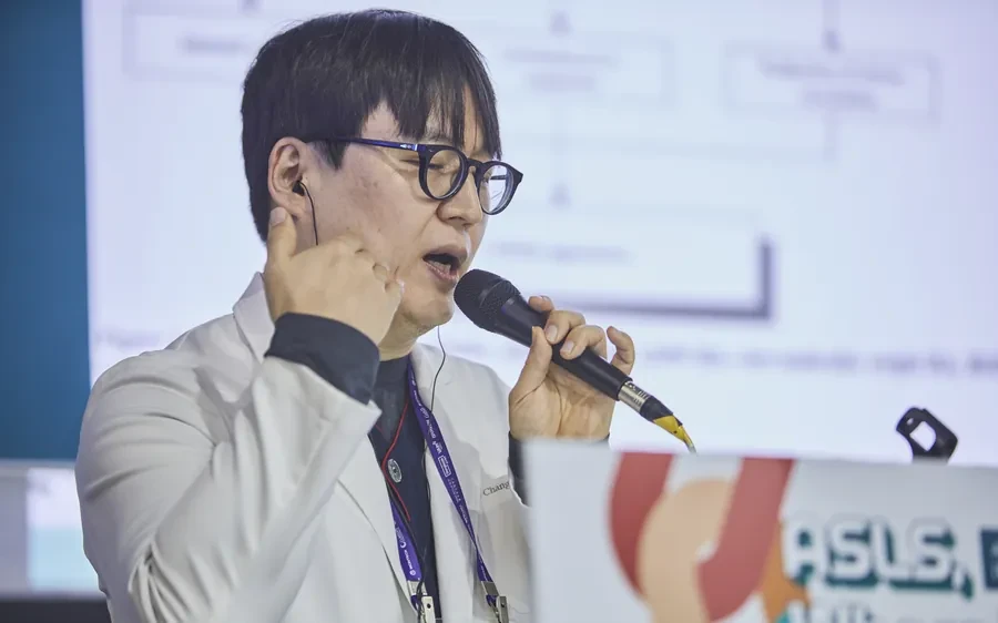 曹昌焕院长在ASLS Seoul 2025讲授针对面颊前部、法令纹及面颊外侧凹陷等不同区域的胶原刺激剂选择策略