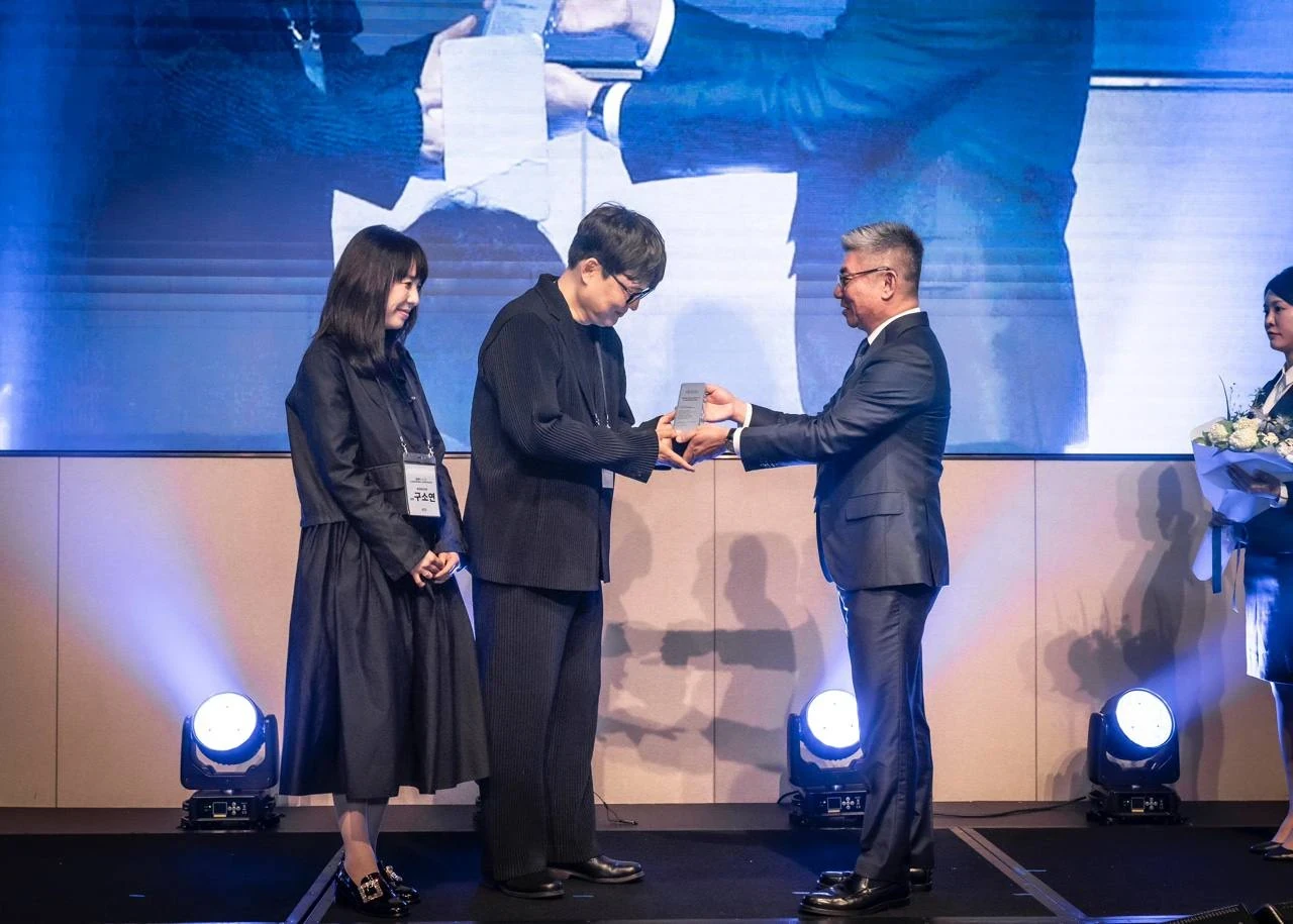 EMFACE上市一周年研讨会感谢牌颁发现场 · 2025-05