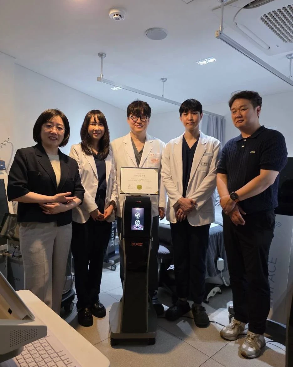 EVE TITAN全球首家设备引进认证与童颜中心诊所医疗团队合影 · 2025-06