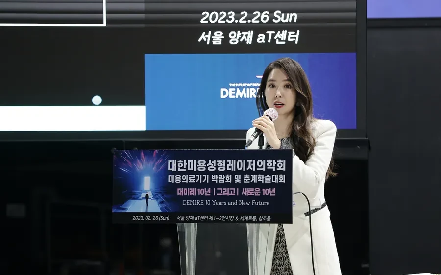 曹昌焕院长在韩国美容整形激光医学会春季学术大会上，讲授40.68MHz射频改善皮肤衰老、黄褐斑与弹性的治疗方法