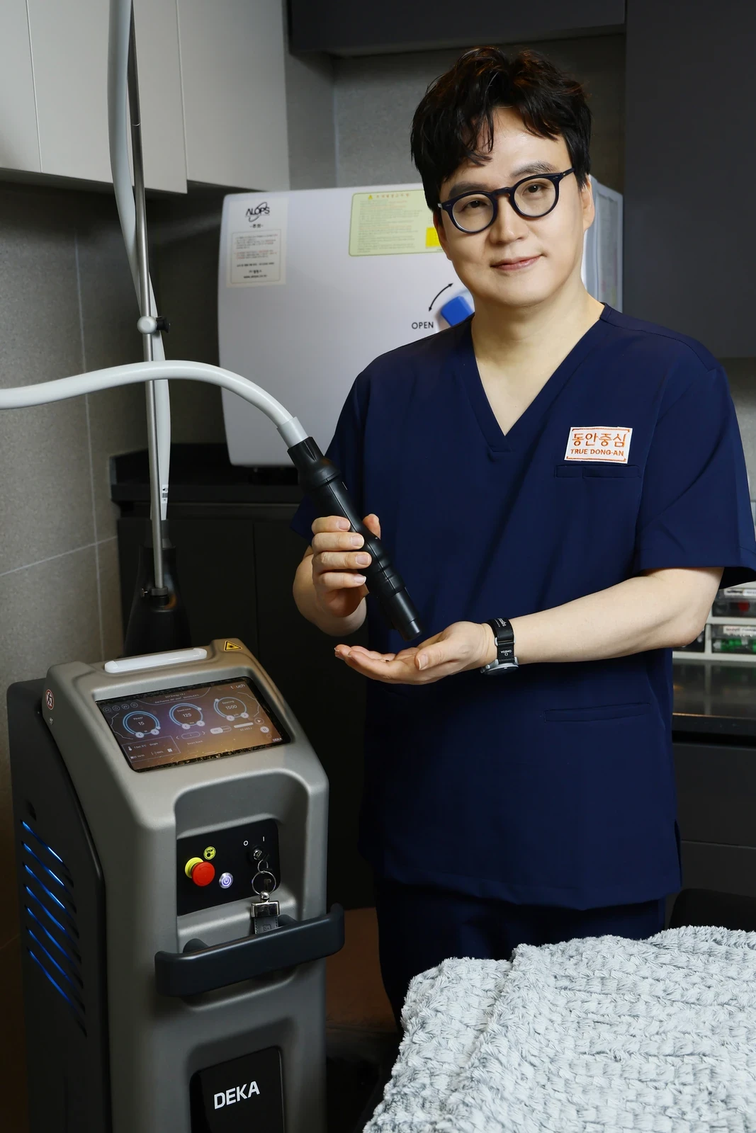 曹昌焕院长与DEKA激光设备