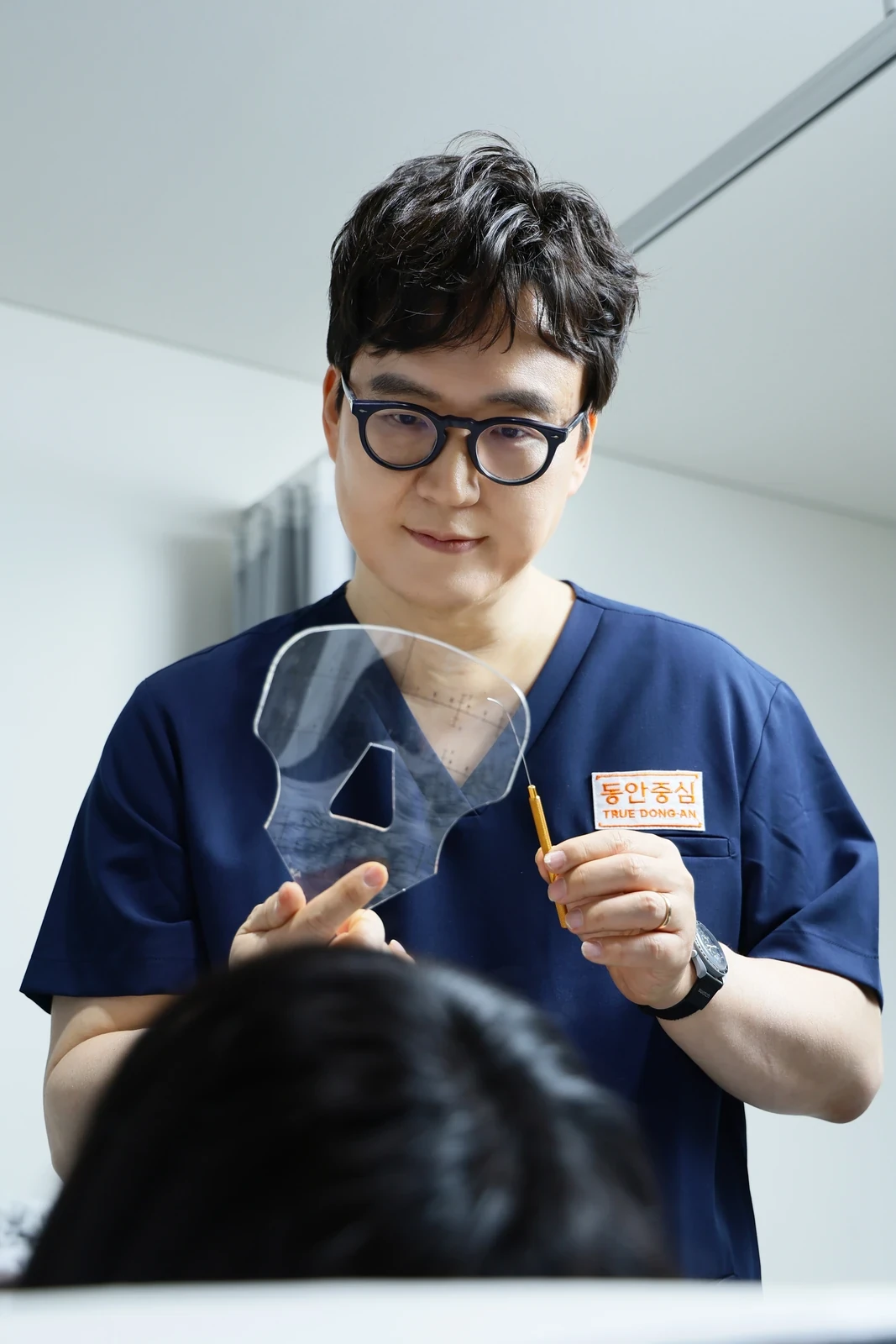 曹昌焕院长在治疗前为顾客设计面部方案