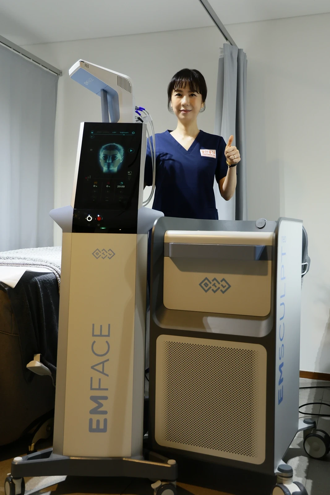 具昭延院长与EMFACE、EMSCULPT NEO设备