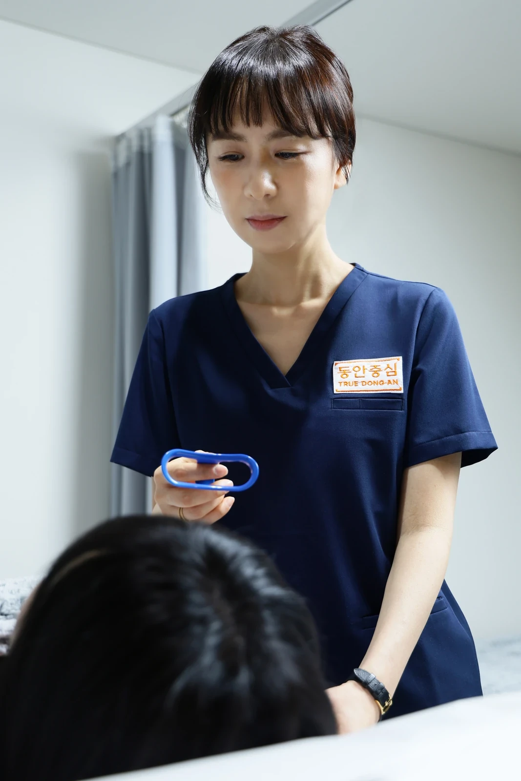 具昭延院长治疗前检查面部